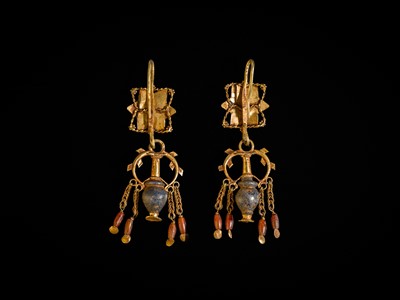 Lot 91 - A PAIR OF LAPIS LAZULI AND GARNET INLAID GOLD ‘AMPHORA’ EARRINGS, TAXILA, INDO-GREEK RULE, HELLENISTIC PERIOD