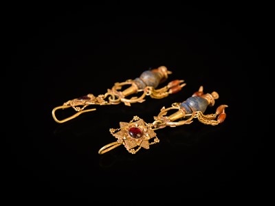 Lot 91 - A PAIR OF LAPIS LAZULI AND GARNET INLAID GOLD ‘AMPHORA’ EARRINGS, TAXILA, INDO-GREEK RULE, HELLENISTIC PERIOD
