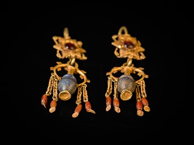Lot 91 - A PAIR OF LAPIS LAZULI AND GARNET INLAID GOLD ‘AMPHORA’ EARRINGS, TAXILA, INDO-GREEK RULE, HELLENISTIC PERIOD