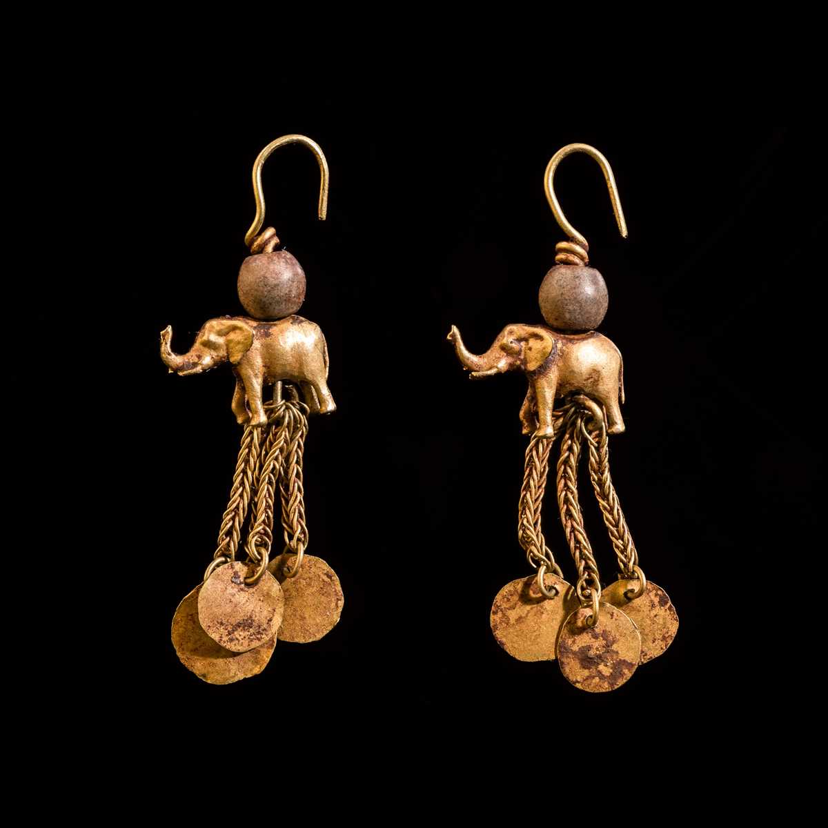 Lot 92 - A PAIR OF GOLD ‘ELEPHANT’ EARRINGS, TAXILA, INDO-GREEK RULE, HELLENISTIC PERIOD