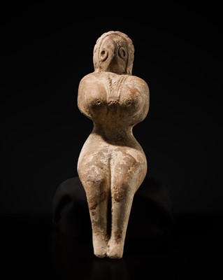 Lot 569 - A TERRACOTTA FIGURE OF A SEATED MOTHER GODDESS, INDUS VALLEY CIVILIZATION