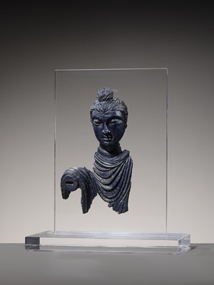 Lot 102 - A FINE LAPIS LAZULI FRAGMENT OF BUDDHA SHAKYAMUNI