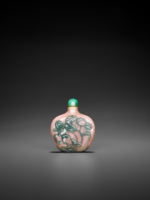 Lot 388 - A GREEN OVERLAY PINK GLASS ‘CARP IN LOTUS POND’ SNUFF BOTTLE, QING DYNASTY