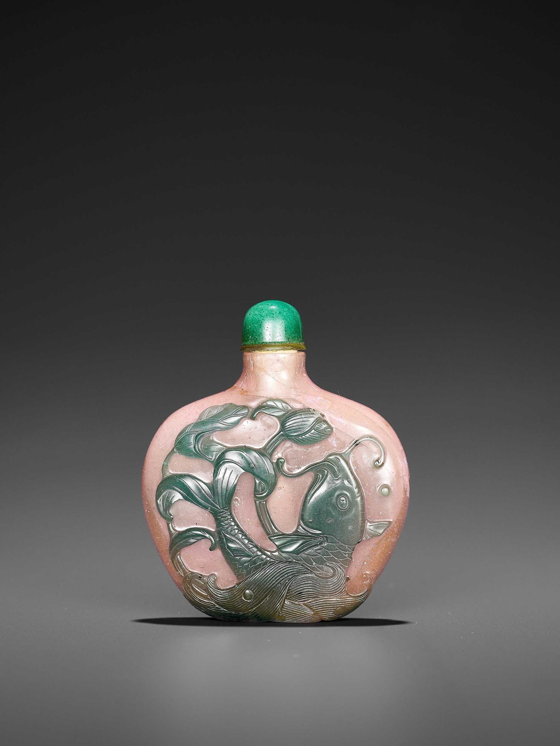 Lot 388 - A GREEN OVERLAY PINK GLASS ‘CARP IN LOTUS POND’ SNUFF BOTTLE, QING DYNASTY