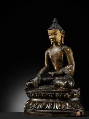 Lot 11 - AN IMPORTANT PARCEL-GILT COPPER ALLOY FIGURE OF BUDDHA SHAKYAMUNI, TIBET, 13TH-14TH CENTURY