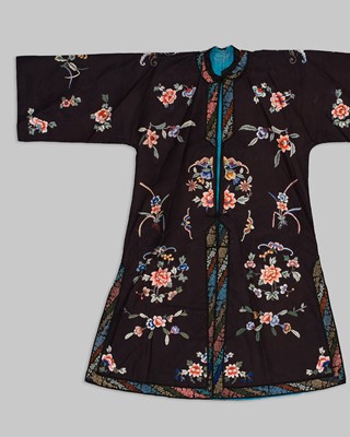 AN EMBROIDERED BLACK RAYON MANCHU WOMAN’S INFORMAL ROBE, CHANGYI, AND A SILK SURCOAT, LATE QING DYNASTY