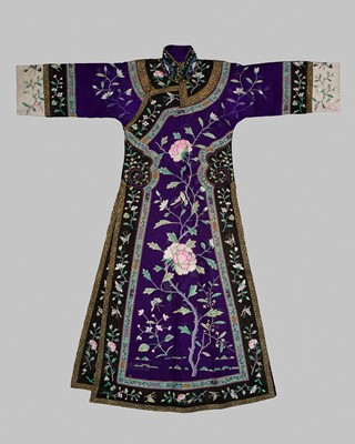 Lot 790 - A FINE EMBROIDERED SILK GAUZE INFORMAL LADY'S ROBE, CHANGYI, LATE QING DYNASTY