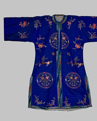 AN EMBROIDERED BLUE SILK LONGGUA WOMAN’S SURCOAT WITH FOLIATE ROUNDELS, LATE QING DYNASTY