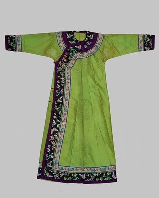 AN EMBROIDERED GREEN SILK MANCHU WOMAN’S INFORMAL ROBE, CHANGYU, LATE QING DYNASTY