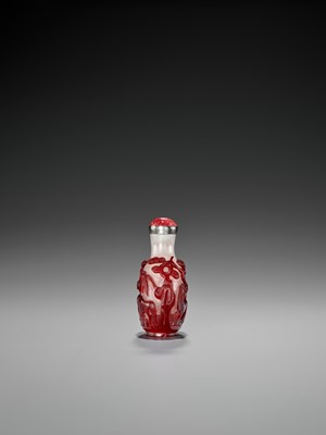 Lot 382 - A RUBY-RED OVERLAY SNOWFLAKE GLASS ‘HORSES AND PINE’ SNUFF BOTTLE, QING DYNASTY