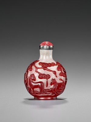 Lot 382 - A RUBY-RED OVERLAY SNOWFLAKE GLASS ‘HORSES AND PINE’ SNUFF BOTTLE, QING DYNASTY