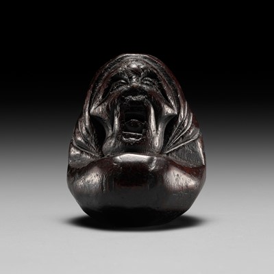 A SUKENAGA STYLE ITTOBORI WOOD NETSUKE OF DARUMA DOLL