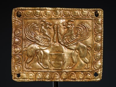 Lot 94 - A PAIR OF SCYTHIAN GOLD ‘WINGED GRIFFINS’ PLAQUES, CIRCA 5TH CENTURY BC