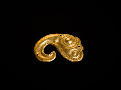 Lot 89 - TWO BIRD HEAD APPLIQUÉS, ONE GOLD AND ONE SILVER, SCYTHIAN, 4TH CENTURY BC