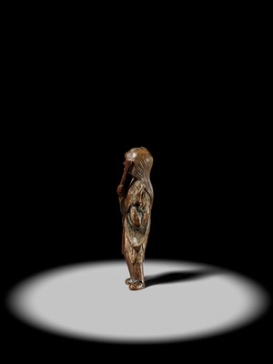 Lot 88 - A POWERFUL SAISHIKI NETSUKE OF SOZUKA BABA AS GAMA SENNIN, STYLE OF YOSHIMURA SHUZAN