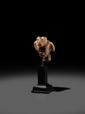 Lot 82 - AN AGATE AMULET IN THE FORM OF A LION-HEADED EAGLE, IMDUGUD, WESTERN ASIA, CIRCA THIRD MILLENNIUM BC