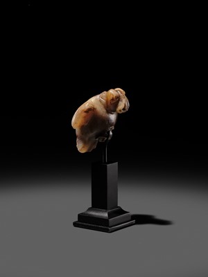 Lot 82 - AN AGATE AMULET IN THE FORM OF A LION-HEADED EAGLE, IMDUGUD, WESTERN ASIA, CIRCA THIRD MILLENNIUM BC