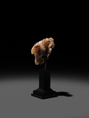 Lot 82 - AN AGATE AMULET IN THE FORM OF A LION-HEADED EAGLE, IMDUGUD, WESTERN ASIA, CIRCA THIRD MILLENNIUM BC