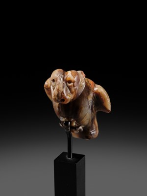 Lot 82 - AN AGATE AMULET IN THE FORM OF A LION-HEADED EAGLE, IMDUGUD, WESTERN ASIA, CIRCA THIRD MILLENNIUM BC