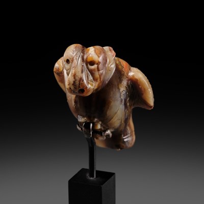 Lot 82 - AN AGATE AMULET IN THE FORM OF A LION-HEADED EAGLE, IMDUGUD, WESTERN ASIA, CIRCA THIRD MILLENNIUM BC