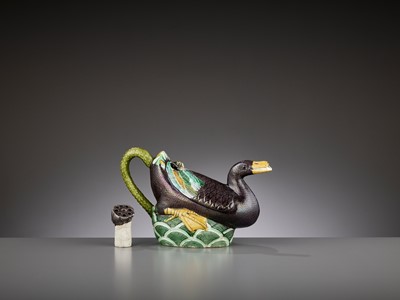 Lot 284 - A FAMILLE VERTE ‘DUCK AND LOTUS’ EWER AND COVER, QING