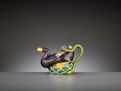 Lot 284 - A FAMILLE VERTE ‘DUCK AND LOTUS’ EWER AND COVER, QING