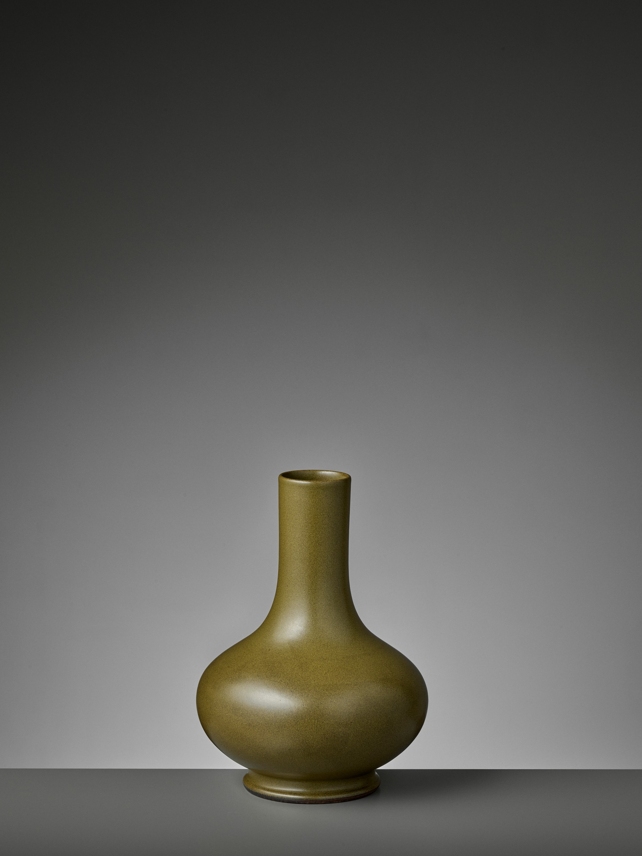 zoe11　大石督幸造　灰釉彩　肩衝茶入　共箱 Lot 231 - A TEADUST-GLAZED BOTTLE VASE, QIANLONG MARK