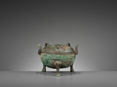 Lot 411 - AN ARCHAIC BRONZE RITUAL TRIPOD VESSEL AND COVER, DING, EASTERN ZHOU
