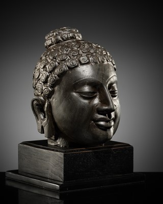 Lot 347 - A BLACK STONE HEAD OF A JAIN TIRTHANKARA, GUJARAT
