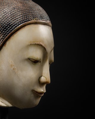 Lot 58 - A LARGE ALABASTER HEAD OF BUDDHA, SHAN STYLE, BURMA, 18TH-19TH CENTURY