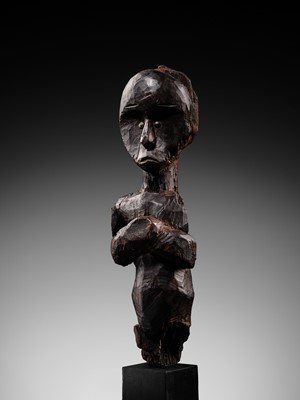 Lot 102 - A CARVED WOOD BIERI CULT RELIQUARY FIGURE, FANG CULTURE, GABON, LATE 19TH TO MID-20TH CENTURY