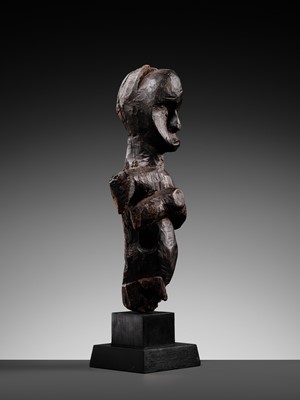 Lot 102 - A CARVED WOOD BIERI CULT RELIQUARY FIGURE, FANG CULTURE, GABON, LATE 19TH TO MID-20TH CENTURY