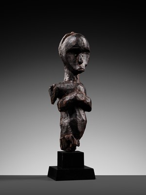 Lot 102 - A CARVED WOOD BIERI CULT RELIQUARY FIGURE, FANG CULTURE, GABON, LATE 19TH TO MID-20TH CENTURY