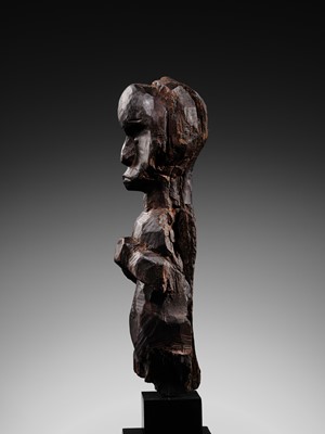Lot 102 - A CARVED WOOD BIERI CULT RELIQUARY FIGURE, FANG CULTURE, GABON, LATE 19TH TO MID-20TH CENTURY