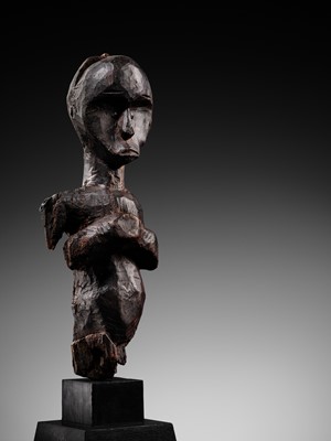 Lot 102 - A CARVED WOOD BIERI CULT RELIQUARY FIGURE, FANG CULTURE, GABON, LATE 19TH TO MID-20TH CENTURY