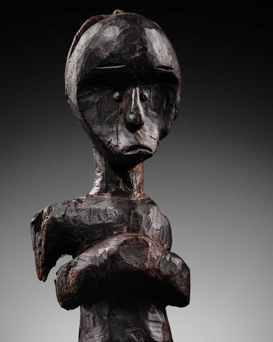 Lot 102 - A CARVED WOOD BIERI CULT RELIQUARY FIGURE, FANG CULTURE, GABON, LATE 19TH TO MID-20TH CENTURY
