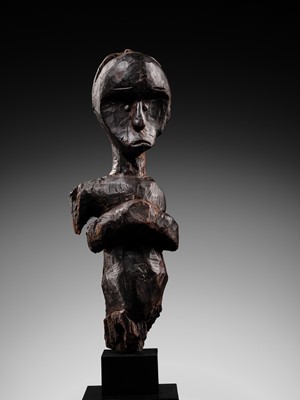 Lot 102 - A CARVED WOOD BIERI CULT RELIQUARY FIGURE, FANG CULTURE, GABON, LATE 19TH TO MID-20TH CENTURY