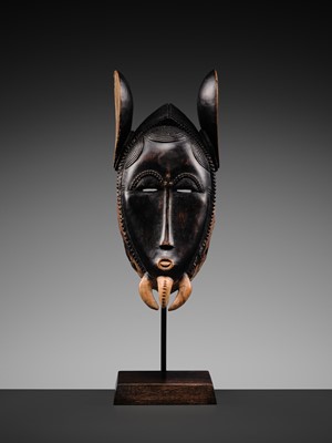 Lot 97 - A CARVED WOOD ‘ELEPHANT’ MASK, BAULE CULTURE, CÔTE D'IVOIRE, LATE 19TH TO EARLY 20TH CENTURY
