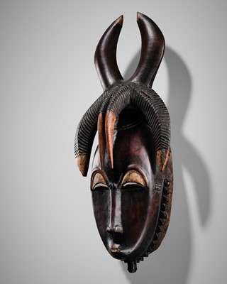 Lot 95 - A CARVED WOOD MASK, GYÈ, YAURE CULTURE, CÔTE D'IVOIRE, LATE 19TH TO EARLY 20TH CENTURY