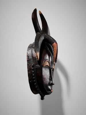 Lot 95 - A CARVED WOOD MASK, GYÈ, YAURE CULTURE, CÔTE D'IVOIRE, LATE 19TH TO EARLY 20TH CENTURY