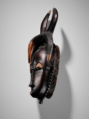 Lot 95 - A CARVED WOOD MASK, GYÈ, YAURE CULTURE, CÔTE D'IVOIRE, LATE 19TH TO EARLY 20TH CENTURY