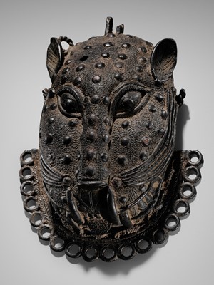 Lot 69 - A LOST-WAX BRONZE ‘LEOPARD’ HIP ORNAMENT, EDO PEOPLES, 16TH-19TH CENTURY