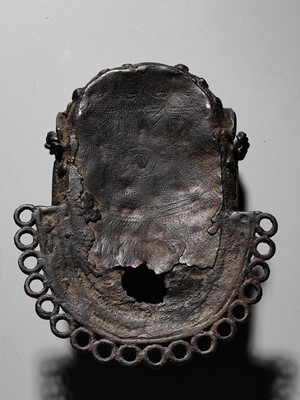Lot 69 - A LOST-WAX BRONZE ‘LEOPARD’ HIP ORNAMENT, EDO PEOPLES, 16TH-19TH CENTURY