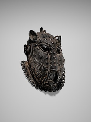 Lot 69 - A LOST-WAX BRONZE ‘LEOPARD’ HIP ORNAMENT, EDO PEOPLES, 16TH-19TH CENTURY
