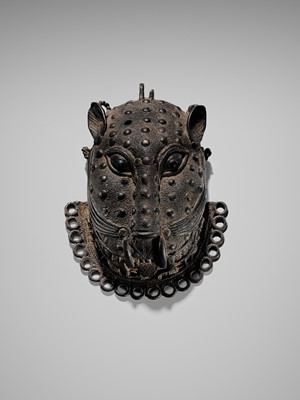 Lot 69 - A LOST-WAX BRONZE ‘LEOPARD’ HIP ORNAMENT, EDO PEOPLES, 16TH-19TH CENTURY