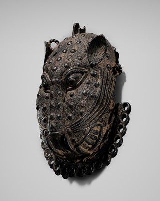 Lot 69 - A LOST-WAX BRONZE ‘LEOPARD’ HIP ORNAMENT, EDO PEOPLES, 16TH-19TH CENTURY