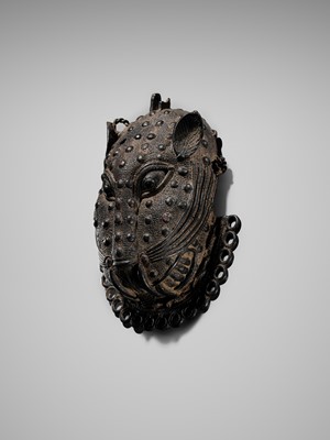 Lot 69 - A LOST-WAX BRONZE ‘LEOPARD’ HIP ORNAMENT, EDO PEOPLES, 16TH-19TH CENTURY