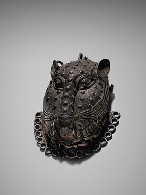 Lot 69 - A LOST-WAX BRONZE ‘LEOPARD’ HIP ORNAMENT, EDO PEOPLES, 16TH-19TH CENTURY