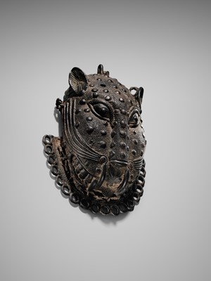 Lot 69 - A LOST-WAX BRONZE ‘LEOPARD’ HIP ORNAMENT, EDO PEOPLES, 16TH-19TH CENTURY