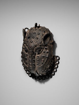 Lot 69 - A LOST-WAX BRONZE ‘LEOPARD’ HIP ORNAMENT, EDO PEOPLES, 16TH-19TH CENTURY